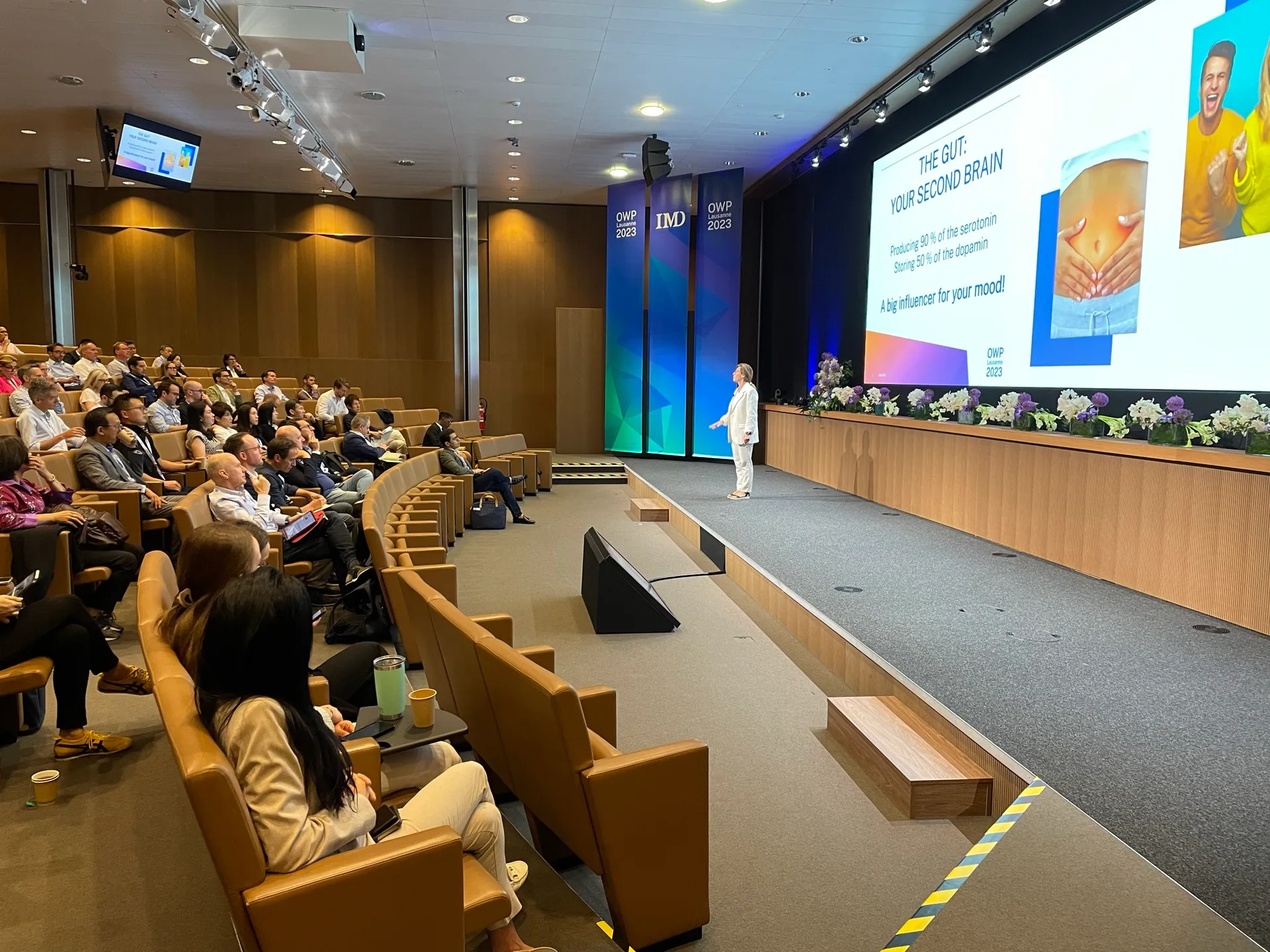 Un fundador dirigiéndose a un público de líderes en IMD Business School.